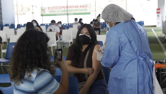 El Perú sigue con su vacunación contra el COVID-19 por grupos etarios. (Foto: Jessica Vicente/@photo.gec)