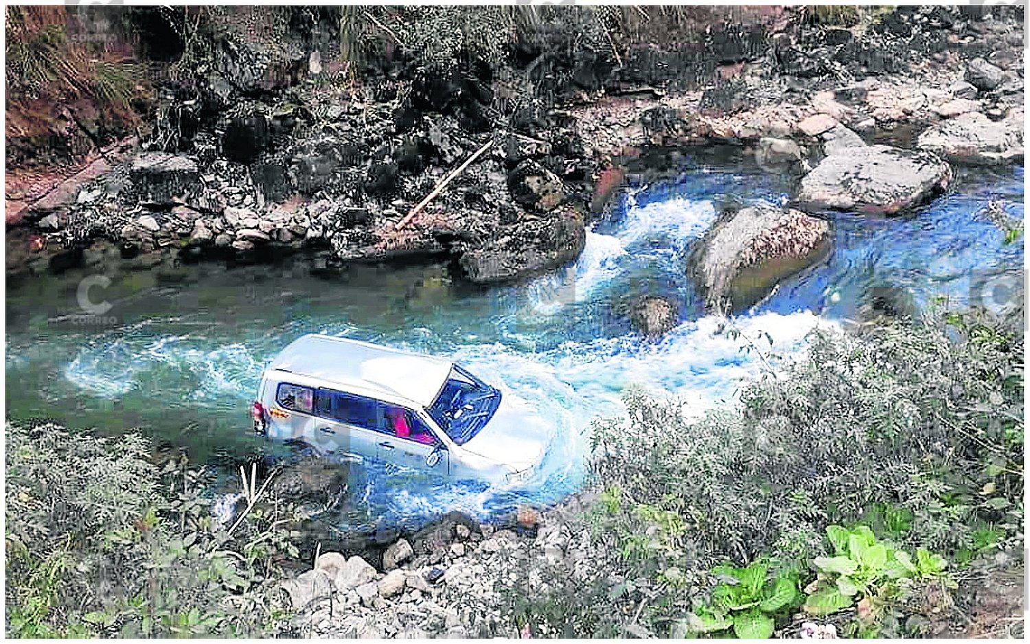 ​Auto cae al río y deja dos muertos y un desaparecido 