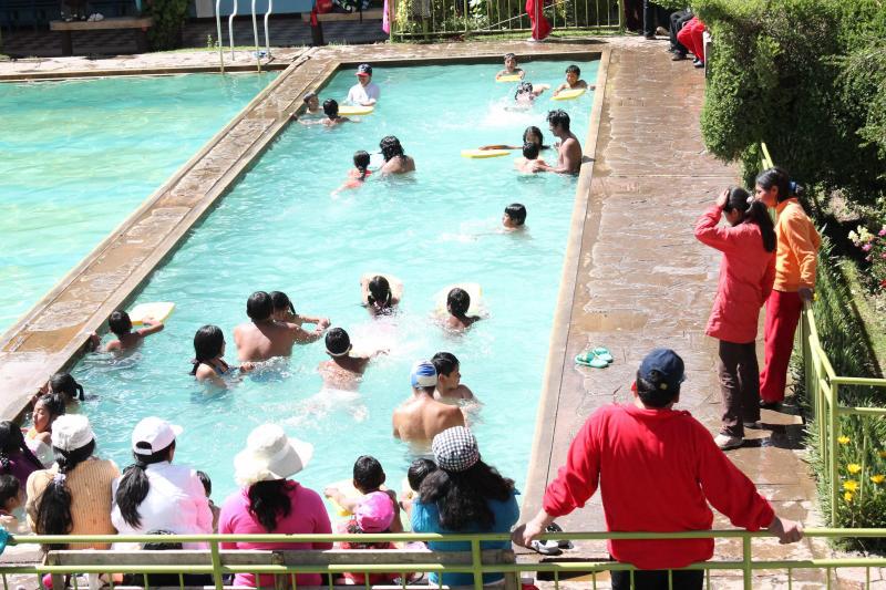 Aconsejan usar lentes de protección en piscinas para evitar contagio de conjuntivitis