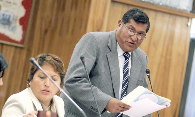 Consejeros 'blindan' a Pérez Ccahuana