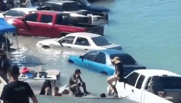 Marea sorprende a vacacionistas y se lleva sus autos en playa de México (VIDEO)