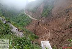 Camión por poco es sepultado por derrumbe de un cerro en Huancavelica