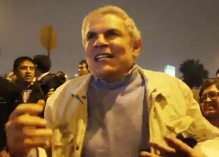 Luis Castañeda reaparece conversando con vecinos de Acho