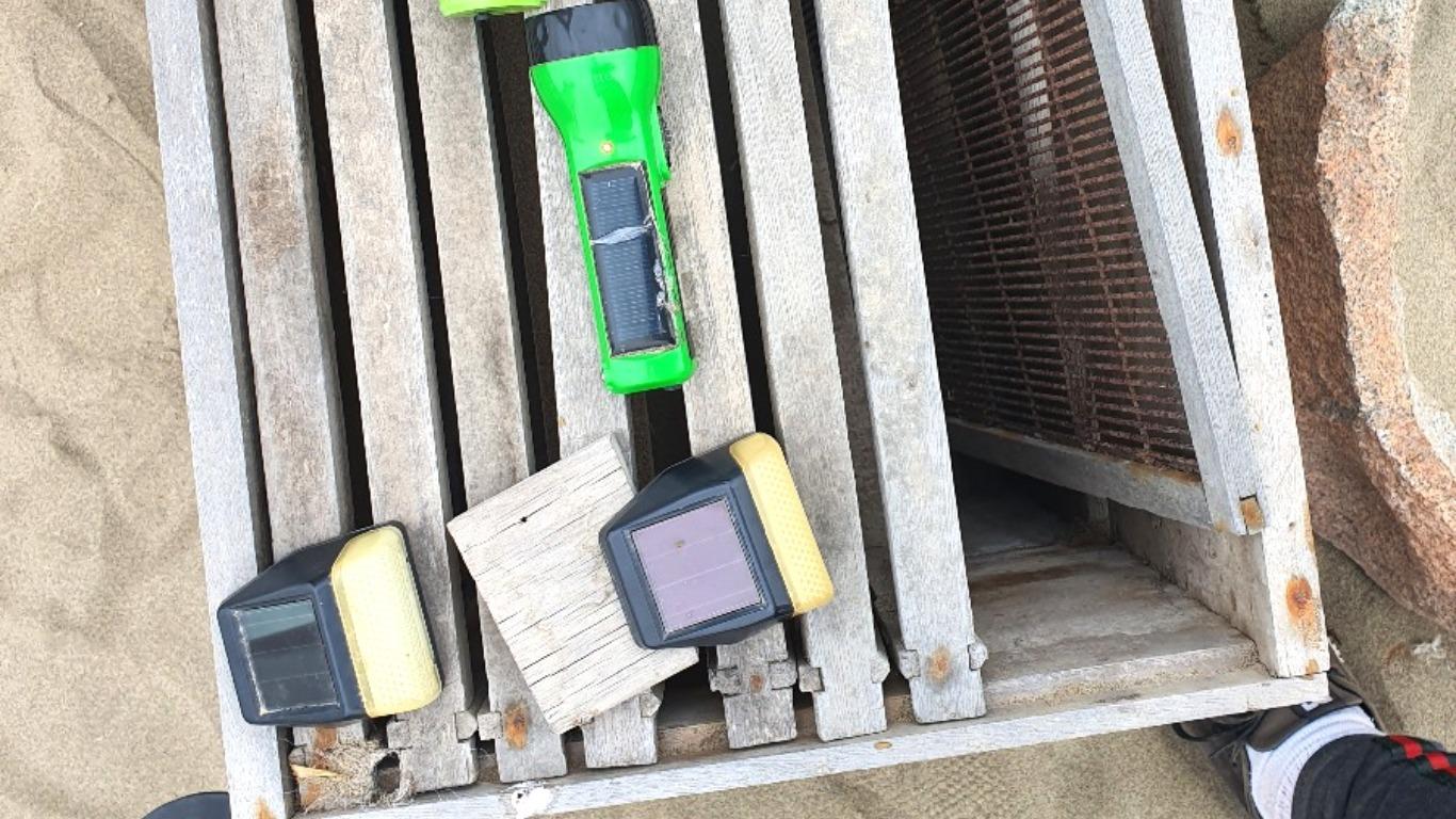 Las linternas que usan energía solar expuestas para que se recarguen. Serán usadas en la noche. Foto: Bryan Ortiz