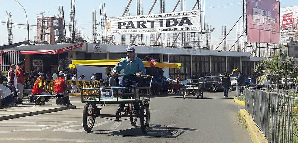 Tricicleros y carreteros compiten en vibrante carrera [Fotos]