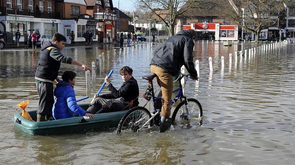 El sur de Inglaterra sufre las peores inundaciones en décadas