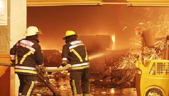 Incendio arrasa con locales comerciales en Chosica