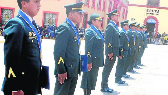 ​En 28° Aniversario de la PNP distinguen a 17 agentes de la región Puno