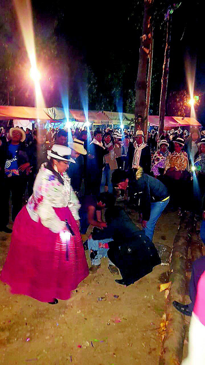 Árbol aplasta a dos personas durante fiesta de cortamonte en Jauja 