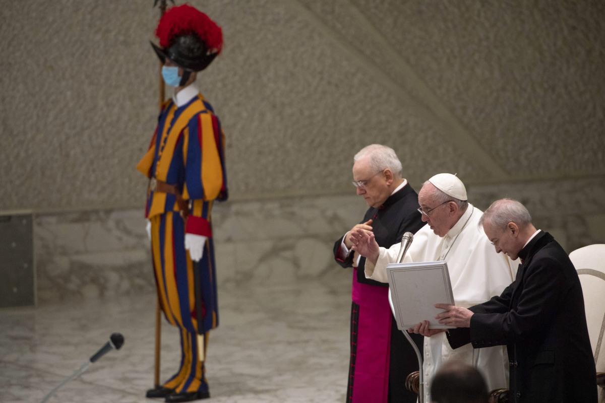 El papa Francisco entrega su bendición durante su audiencia general de los miércoles en el Vaticano. (EFE/EPA/MAURIZIO BRAMBATTI).