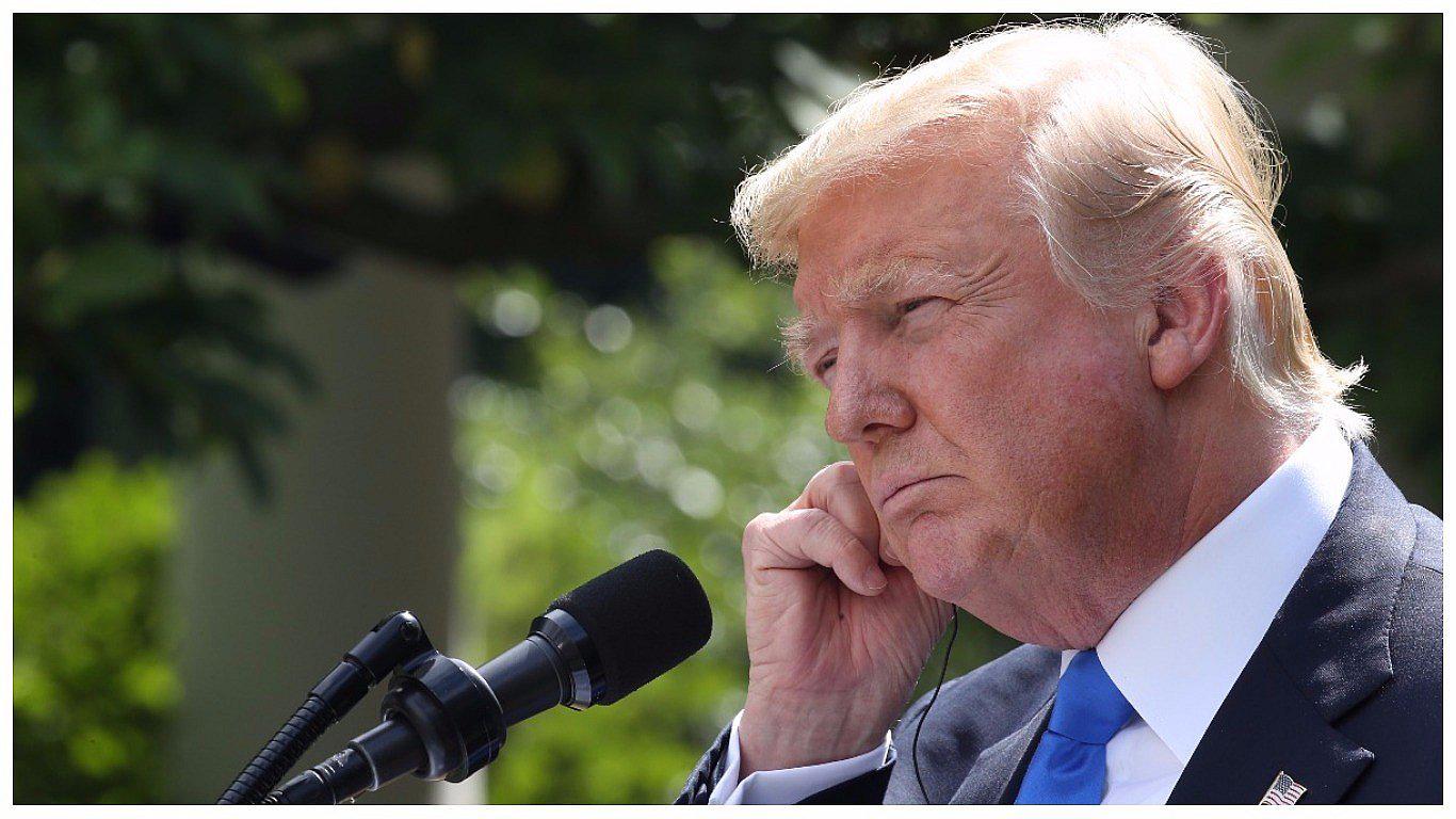 Donald Trump calla a periodista y la acusa de "violar" los códigos (VIDEO)