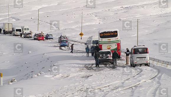 Nevada obstaculiza el paso vehicular en la carretera Arequipa-Puno