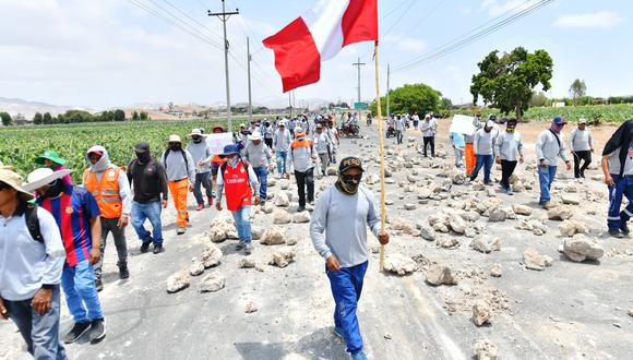 Partidarios del expresidente peruano Pedro Castillo bloquean la carretera Panamericana en la ciudad de La Joya en Arequipa, Perú, el 16 de diciembre de 2022. (Foto de Diego Ramos / AFP)