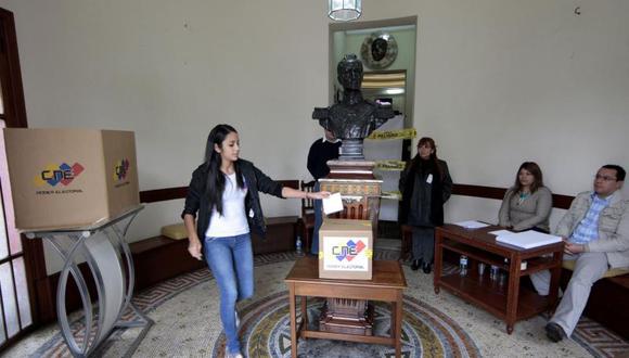 Venezolanos afincados en Lima votan para elegir al sucesor de Chávez