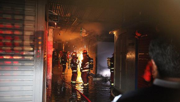 ​Incendio deja miles de soles en pérdidas en mercado de Surco