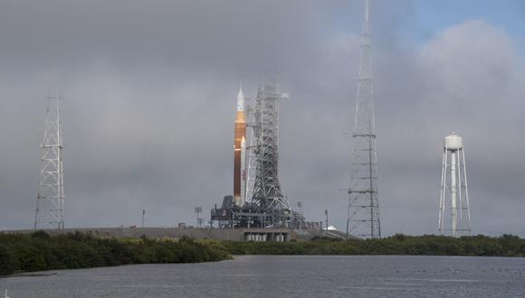 El cohete del Sistema de Lanzamiento Espacial (SLS) de la NASA con la nave espacial Orion a bordo se ve encima de un lanzador móvil en el Complejo de Lanzamiento 39B, el viernes 18 de marzo de 2022, después de haber sido lanzado a la plataforma de lanzamiento por primera vez en el Kennedy de la NASA Centro Espacial en Florida. (Foto de Aubrey GEMIGNANI / NASA / AFP)