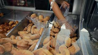 Panaderos preocupados por bajas ventas ante alza de precios