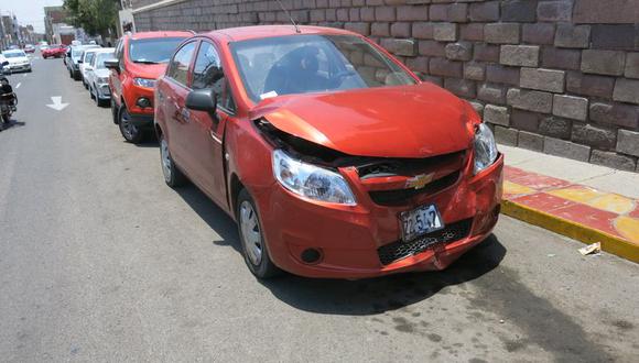 Arquitecta a bordo de Chevrolet ocasiona accidente de tránsito 
