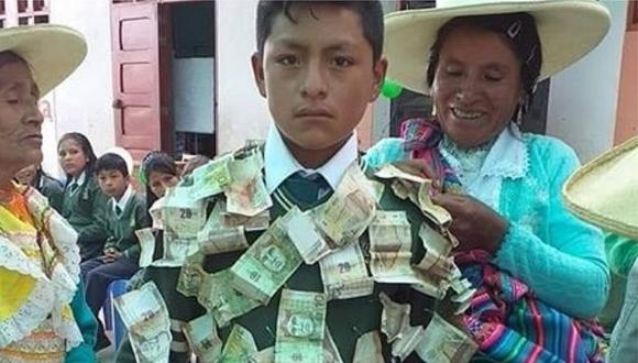 "Bañan en dinero" a escolares durante la ceremonia de promoción 