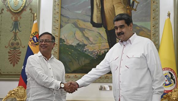 El presidente colombiano, Gustavo Petro (izq.), y el presidente venezolano, Nicolás Maduro, se dan la mano durante una reunión en el Palacio Presidencial de Miraflores en Caracas, el 1 de noviembre de 2022.  (Foto de Federico PARRA / AFP)