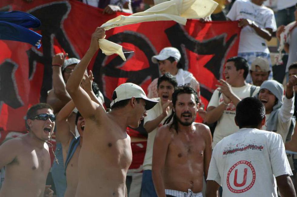 Barrista de la "U" son escoltados por policías