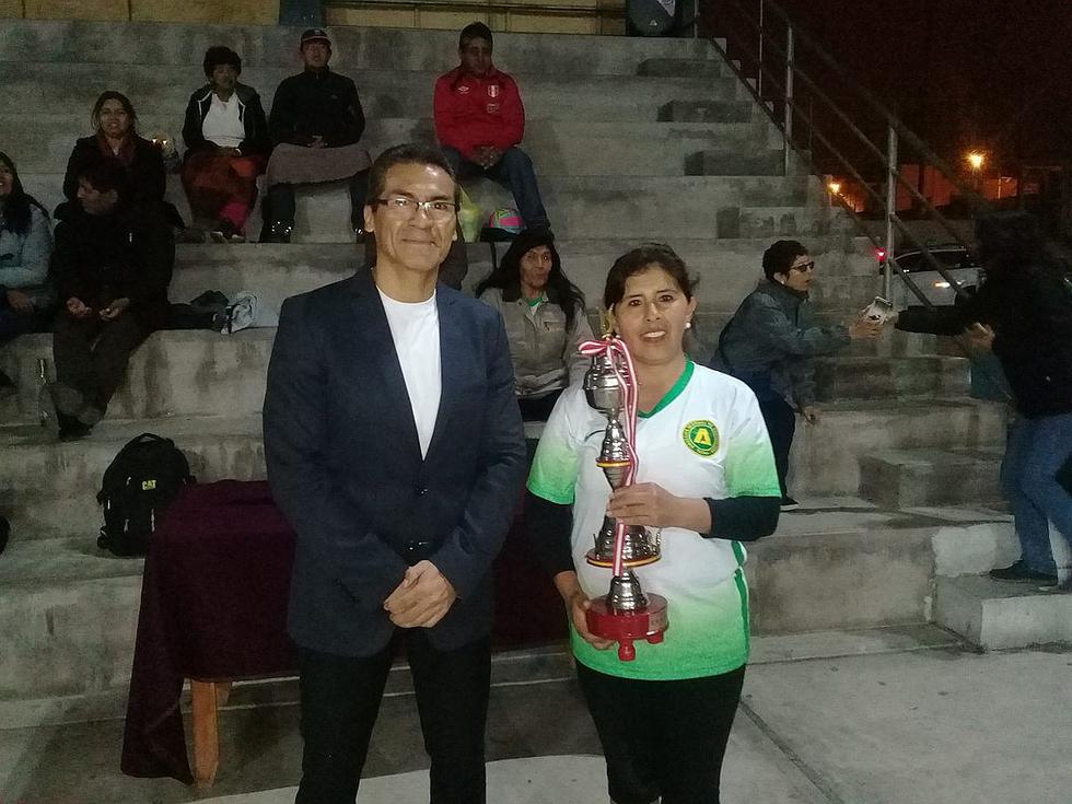 Agricultura cosecha copas de voley mixto  y fulbito de varones en segunda Copa IDP