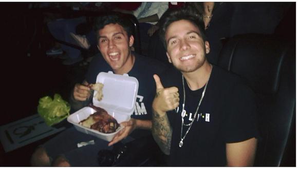 ​Youtubers comen pollo a la brasa en sala de cine (VIDEO)