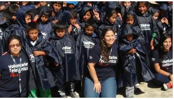 Donan más de 800 ponchos para la lluvia a niños de Palcamayo
