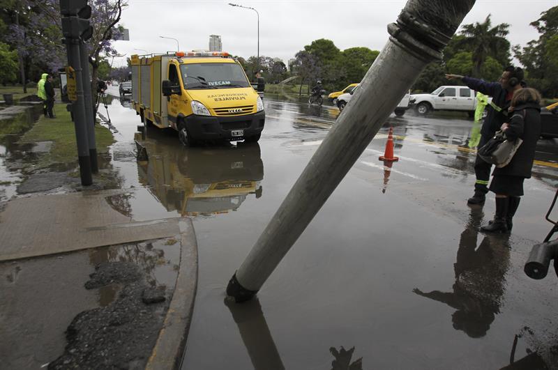 Argentina: Temporal de viento y lluvia deja un muerto y 2400 evacuados