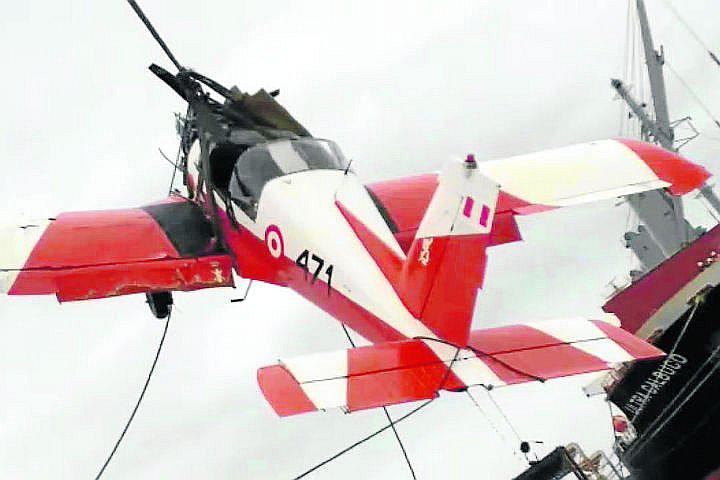 Recuperan avioneta que se precipitó al mar