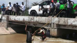 Hallan el cuerpo sin vida del médico que despistó su auto a las aguas de un canal en Piura