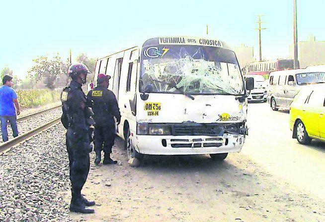 ​De nunca acabar: Chosicanos chocan contra patrulleros (VIDEO)