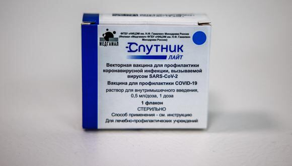 Una fotografía tomada el 2 de julio de 2021 muestra una caja que contiene viales de la vacuna Sputnik Light de una dosis de Rusia en un centro de vacunación en el parque Sokolniki en Moscú. (Foto: Dimitar DILKOFF / AFP)