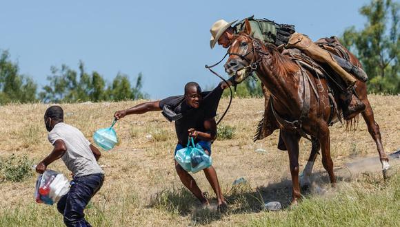 Agentes de la patrulla fronteriza usaron sus caballos para enfrentar a los migrantes en Del Río, Texas. (Foto: Paul Ratje / AFP)