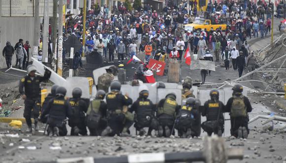 Los manifestantes chocan con la policía antidisturbios en el puente A ashuayco en Arequipa, Perú, durante una protesta contra el gobierno de la presidenta Dina Boluarte y para exigir su renuncia el 19 de enero de 2023. (Foto de Diego Ramos / AFP)