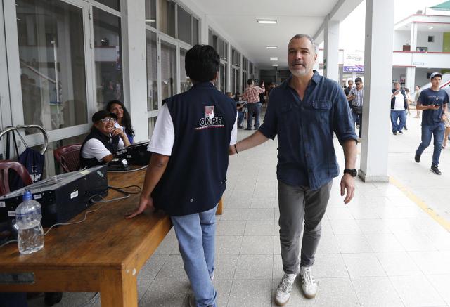Salvador del Solar reaparece y vota en colegio Alfonso Ugarte de San Isidro. Fotos: Francisco Neyra/GEC
