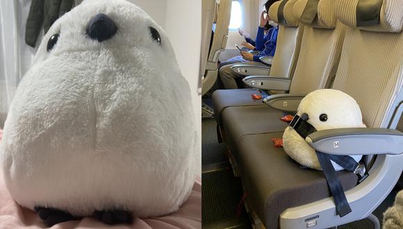 La pasajera jamás pensó que el asistente de vuelo le haría una propuesta particular para que su herrerillo de peluche viaje cómodo. (Foto: Composición)