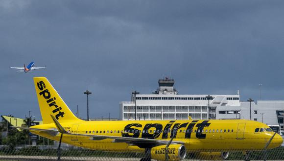 Se ve un avión comercial de Spirit Airlines gravando la pista cuando otro despega del Aeropuerto Internacional Luis Muñoz Marín en San Juan, Puerto Rico. (AFP/RICARDO ARDUENGO).
