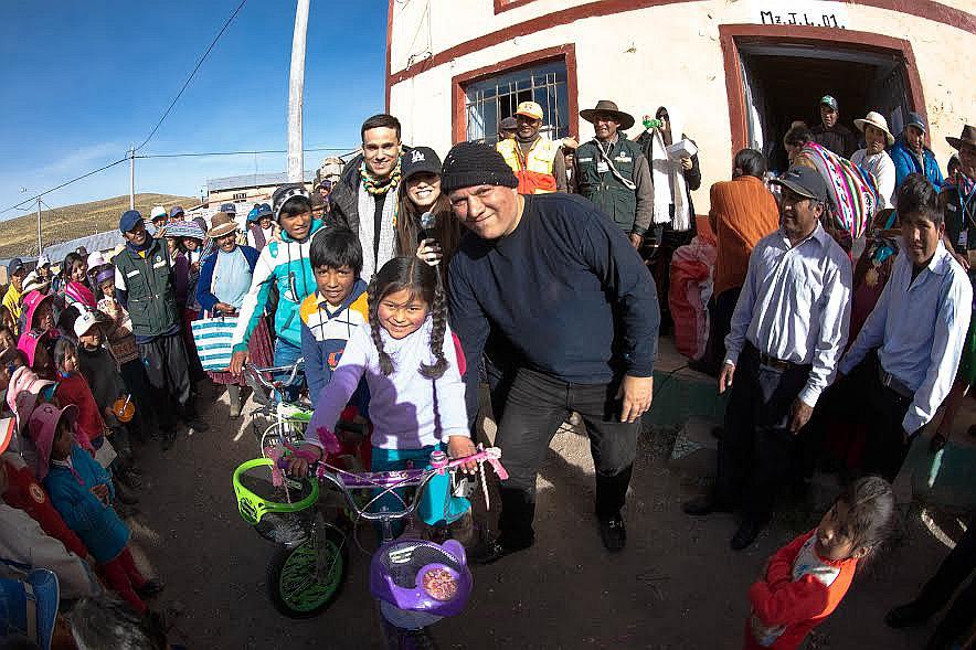 Diez Canseco, Jazmin Pinedo y Gino Assereto llevaron abrigo a Puno