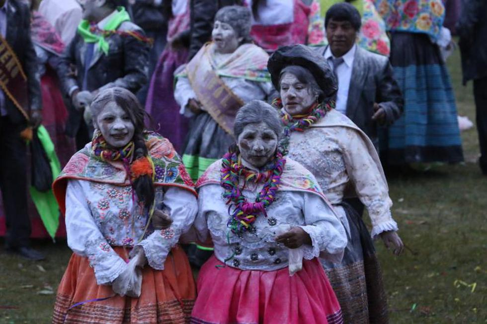 Vea la singular batalla de las Flores en Paccha (FOTOS)