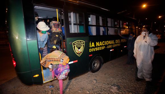 Un grupo de persona varadas en la Carretera Central a la altura de la entrada a Huaycán (Ate), fueron trasladadas por buses de la PNP) a albergues hasta esperar que se concrete su traslado hasta la región San Martín. (Foto: César Grados/GEC)