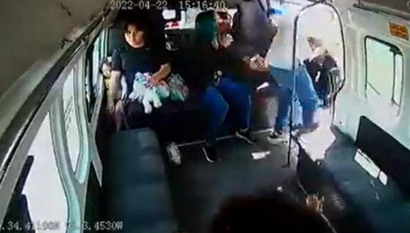 Las tres mujeres fueron asaltadas cuando la vagoneta se detuvo, dejando lugar a los maleantes para ingresar al vehículo. (Foto: Jorge Becerril/Twitter)