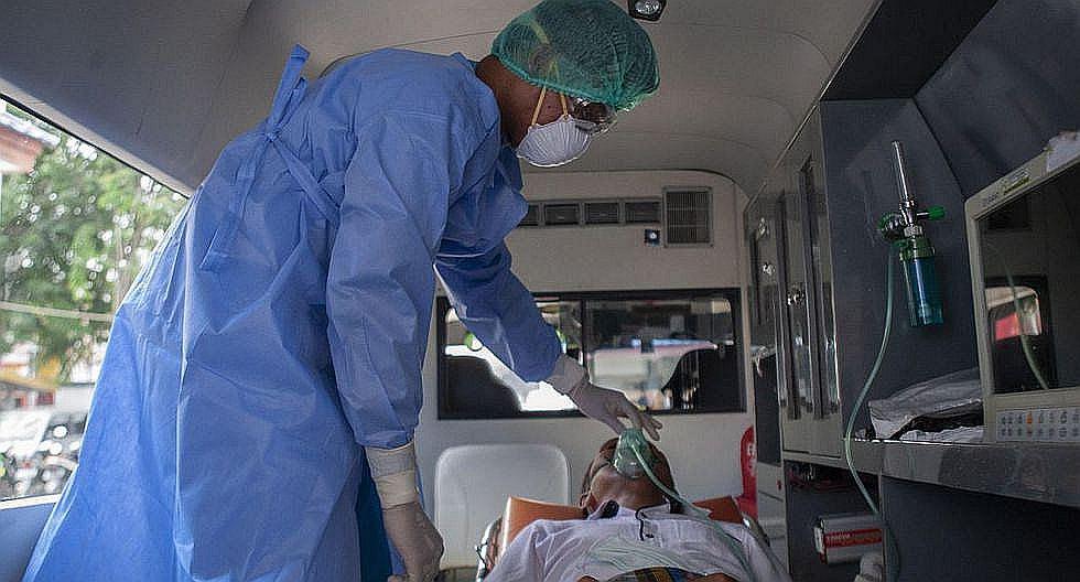 Un 99% de los enfermos sufren de altas temperaturas; más de la mitad presenta tos seca y fatiga; y un tercio de los contagiados tiene dolor muscular y dificultades respiratorias (Foto: AFP)
