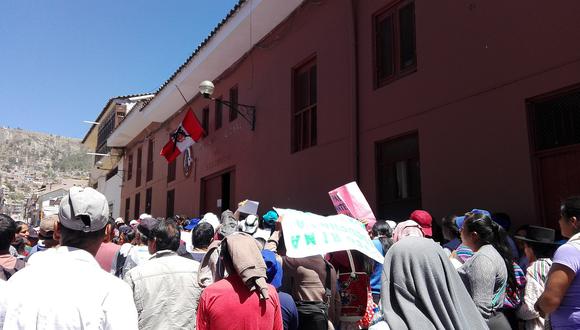 Padres de María Auxiliadora de Huanta exigen cumplimiento de promesas de campaña a Wilfredo Oscorima