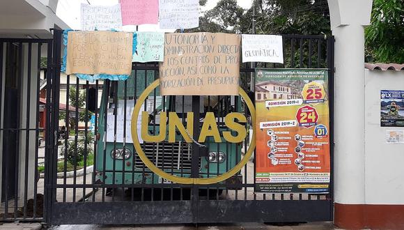 Universitarios toman local de la UNAS y colocan excremento en puertas oficinas