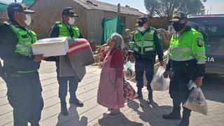 Policías llevan víveres a adulta mayor que rescataron de un incendio en Arequipa