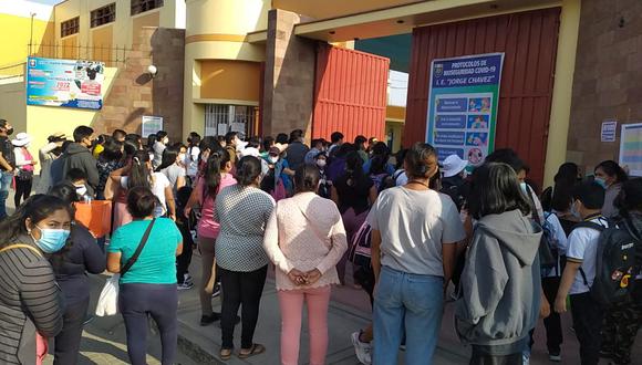 Padres de familia no respetaron protocolo de distanciamiento social y se aglomeran en exteriores de colegios públicos en primer día de clases presenciales en Tacna.