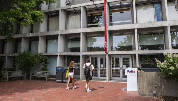 Los estudiantes ingresan al edificio del sindicato de estudiantes en el campus de la Universidad de Boston en Boston, Massachusetts, el 26 de julio de 2022. (Foto de Joseph Prezioso / AFP)