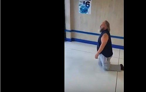 Le negaron el uso de silla de ruedas en supermercado y mira lo que hizo 