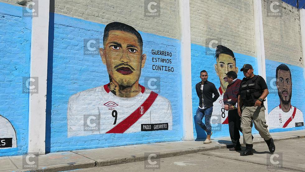 Desde penal de Huancayo, internos mandan mensajes de apoyo a Paolo Guerrero (VIDEO)